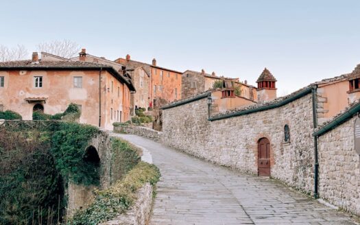 Interessante Hotel 3 stelle in un borgo medievale vicino Arezzo, Toscana – Rif. H270126